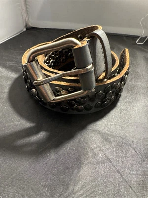 Cinturón de cuero gris marca CowboyBBelt con tachuelas redondas de metal plateado (3) Foto 1 de 4