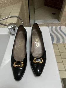 WOMENS FERRAGAMO BLACK PATENT LEATHER GOLD LOW HEEL PUMPS SZ. 9.5 AA - Picture 1 of 6