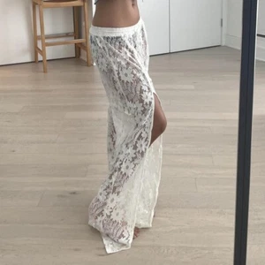 White pants with a see-through and floral design - Picture 1 of 5