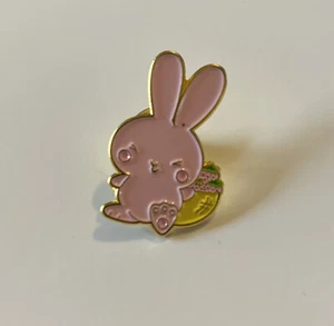 Entzückender Hase mit Blumenstrauß goldfarbene Brosche Anstecknadel D1 - Bild 1 von 2