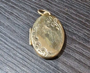 9ct Gold Oval Patern Locket 2 Photos Frame - Picture 1 of 4