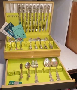 Set posate e scatola vintage Oneida 1881 Rogers rosa barocca 60 pezzi placcato argento 8pl - Foto 1 di 24