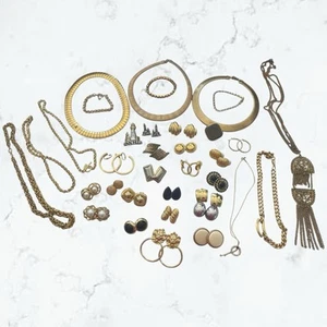 33 teiliges Konvolut goldfarbener Schmuck Vintage bis jetzt Napier Monet Givenchy Trifari - Bild 1 von 16