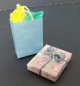Paquete de regalo y bolso de estrellas en miniatura para casa de muñecas escala 1:12 - Imagen 1 de 5