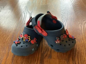 Kinder Jungen Crocs mit Spider Man 8 Charms befestigt Größe C10 blau - Bild 1 von 7