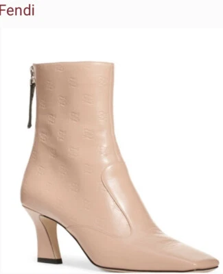 Nuevo Fendi 39.5 Vitello Karligraphy Repujado Libertad Cremallera Botas Botines Beige Foto 1 de 4