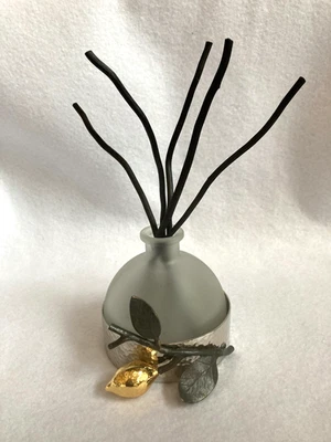 Difusor de madera de limón Michael Aram con cañas chapado en tono dorado acento figurativo de limón Foto 1 de 4