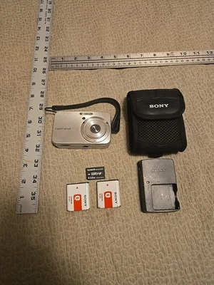 Sony Cybershot DSC-N1 8.1 Mega Pixel Digital Camera Bundle 2gb, 2x Batteries - Image 1 of 4
