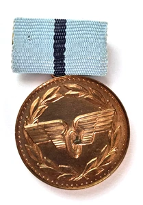DDR Abzeichen Verdienstmedaille der Deutschen Reichsbahn - Picture 1 of 4