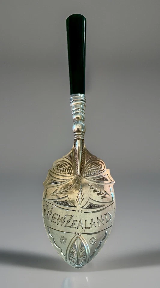 Cuchara de mermelada de plata esterlina A.C. & Co. con mango de nefrita NUEVA ZELANDA SIGLO XX Foto 1 de 4