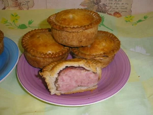 Home made pork pies x 4 (with jelly) Excellent quality -Wilson's family bakery - Picture 1 of 3
