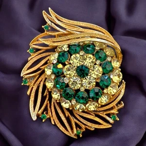 Lisner Rhinestone Swirl Brooch Gold Tone Green Yellow Stones Vintage 1950s - Picture 1 of 10