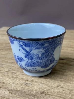 Cautivadora Antigua Taza de Sake de Dragón - Pintada a Mano Azul Blanco Arte Borde de Cobre! Foto 1 de 4