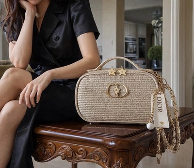 DIOR Dorado CD Logo Estrella Dijes Bolsa Tejida 2025 Limitado Bolso de Noche Dije Gratis Foto 1 de 4