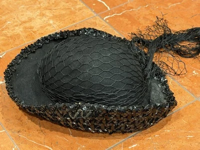 SOMBRERO ALA LENTEJUELAS FIELTRO NEGRO VELO DE RED VINTAGE MOLDEABLE EN MUY BUEN ESTADO Foto 1 de 4