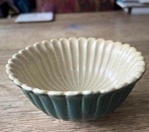 CREAM AND GREEN Wade Porcelain Trinket Dish – Vintage Collectible Pottery - Picture 1 of 3