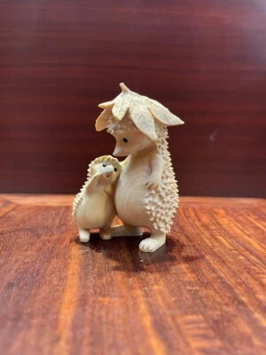 Q5048 - 8 X 6 X 5 CM Boxwood Netsuke Figurine : Sweet Hedgehog Mom and Baby - Image 1 of 4