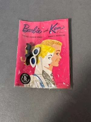 Folleto Barbie 1961 en celofán original con gafas de sol y zapatos DE COLECCIÓN Foto 1 de 4