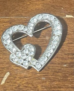 Spilla Vintage Tono Argento Cristallo Strass Cuori Spilla - Foto 1 di 5