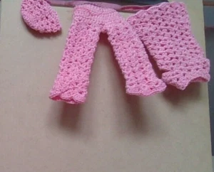 3 Stk. Barbie Puppe lachsfarben handgehäkelt Kleidung/Anzug NEU - Bild 1 von 1