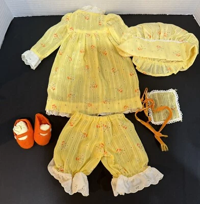 "Vestido de encaje amarillo de colección de los años 70 a juego con capó Bloomers zapatos para muñecas de 12""" Foto 1 de 4