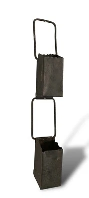 Cubos pequeños de metal negro con cubos de tiro de rueda de agua vintage juntos Foto 1 de 4