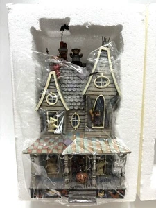 *NEW / NEVER DISPLAYED* - Jim Shore - SCAREDYBEAR'S HAUNTED HIDEAWAY - Enesco - Picture 1 of 16