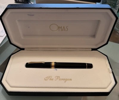 Pluma Estilográfica OMAS Paragon Negra Oro 18K Dos Tonos Nueva en Caja con Patrón de Llave Griega Dorada Foto 1 de 4