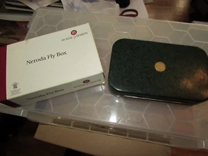 Caja de pesca con mosca trucha profunda Neroda grande resistente alnwick sin usar verde seco húmedo - Imagen 1 de 13