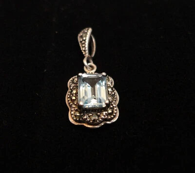 Colgante con detalles de diamantes y aguamarina talla esmeralda en plata de ley Foto 1 de 4