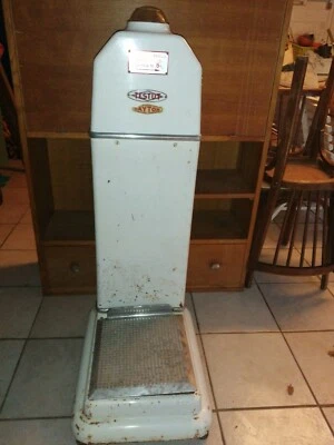 Ancienne balance pèse personne de pharmacie avec monnayeur Testu 1950 déco loft - Photo 1/4