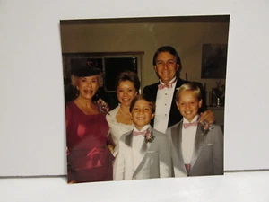 80S VINTAGE FOUND PHOTOGRAPH COLOR ORIGINAL ART PHOTO WEDDING BRIDE GROOM FAMILY - Picture 1 of 4