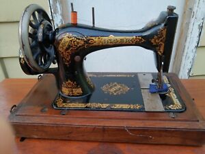 Antique Singer 28K sewing machine, Hand crank, original carrying case, 13707155