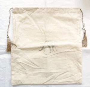 Bolso beige LoveShackFancy polvo/viaje con cordón usado en excelente estado - Imagen 1 de 4