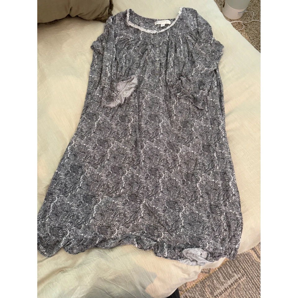 Camisón Eileen West estampado cachemir manga larga botón delantero negro blanco grande Foto 1 de 4