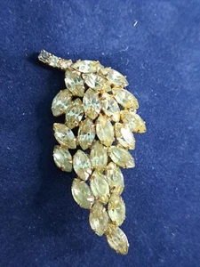 Broche prendedor vintage en forma de hoja amarilla pedrería 2,5 pulgadas de largo tono dorado  - Imagen 1 de 4