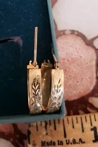 Pendientes de aro Huggie vintage ovalados oblongos de oro amarillo de 14 k grabados con diamantes - Imagen 1 de 10