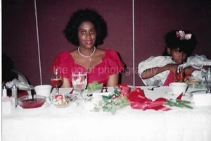 FRAU Mädchen GEFUNDEN AMERIKANISCHES FAMILIENFOTO Farbe ORIGINAL Schnappschuss 53 49 ZZ - Bild 1 von 1