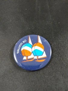 Tallinn 80 Made In USSR Art Pin Pinback Badge Button Rare Norma Blau Rot Weiß  - Bild 1 von 5