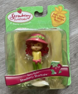 Emily Erdbeer Strawberry Shortcake Playmates Berry Sweet Stylin Mini Figur - Bild 1 von 4