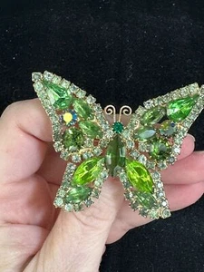 Butterfly Green Rhinestone Glass JULIANA Vintage Gold Brooch M-5928 - Picture 1 of 3