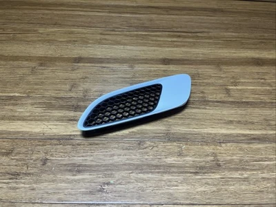 BMW M3 2010 capó lateral del pasajero delantero parrilla blanca 8042978 OEM *NOTA* Foto 1 de 4