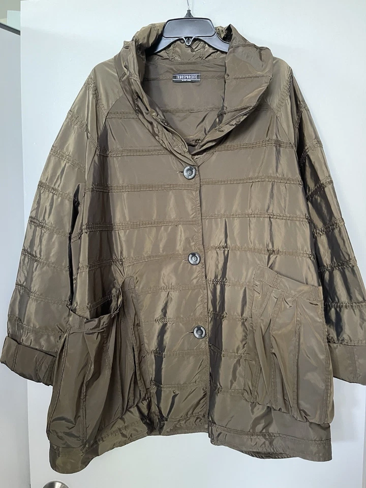 Chaqueta Transparente Etiqueta Negra Iridiscente Verde Oliva/Talla Única/Hermosa Foto 1 de 4