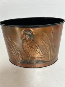 "Cesta de basura vintage firmada por Gregory Hentzi de cobre en relieve, 1983 5"" X 7""" - Imagen 1 de 8