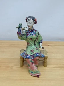 Vintage Wucai chinesische geformte Porzellan Dame Figur - beschädigt #1 - Bild 1 von 6