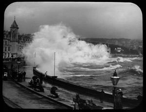 Magic Lantern Slide CRASHING WAVES DOUGLAS ISLE OF MAN C1910 PHOTO ANTIQUE - Picture 1 of 3