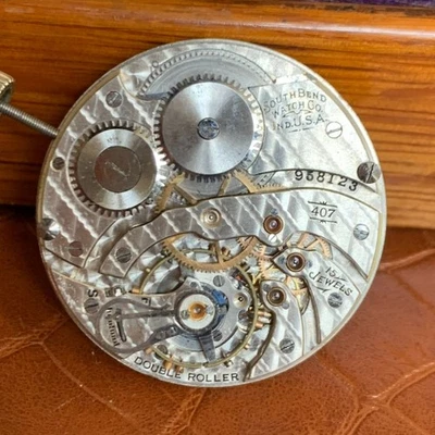 1920 South Bend Grade 407 12S 17 Jewels Open Face Pocket Watch Movement Repair — 第 1/2 张图片