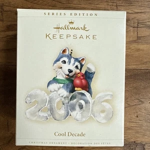 Hallmark Andenken Ornament 2006 Cool Decade Husky Hund & Kardinal 7. in Serie - Bild 1 von 11
