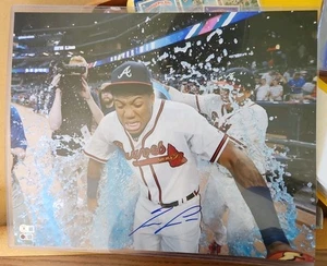 Foto autógrafa 16x20 de los Atlanta Braves de Ronald Acuna Jr - Doble certificación - MLB - Imagen 1 de 3