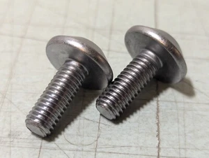Lote de 2 pernos de botón de enchufe originales Yamaha 90111-06038 NUEVOS OEM tornillos - Imagen 1 de 3